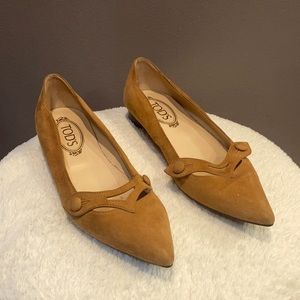 Sophisticated Simplicity: Tods Pointed Toe Saddle Button Tan Brown Suede Flats